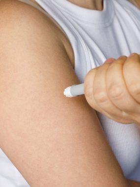Female,Model,Making,Self,Injection,With,Blue,Injection,Pen,Closeup.